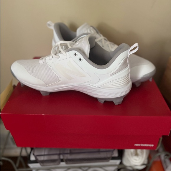 New Balance Kids White Cleats - Picture 1 of 4